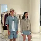 Burberry Autumn Winter 2026 collection menawarkan busana yang dirancang untuk menyesuaikan dengan perubahan cuaca, dan segudang agenda. Permainan motif kotak-kotak senada dan aksen material kulit yang lembut menambahkan kontras halus khas musim dingin. / Foto: dok Fimela.com