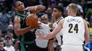 Pemain Boston Celtics, Al Horford (kiri) gagal mengontrol bola dari pemain kejaran pemain Denver Nuggets pada laga NBA basketball game di Pepsi Center, Denver, (29/1/2018). Celtics menang 111-110. (AP/David Zalubowski)