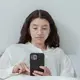 Mulai dari menghapus file yang tidak diperlukan hingga menata aplikasi, berikut tips digital declutter yang bisa membuat ponsel lebih ringan dan produktivitas meningkat. [Dok/Pexels.com/Miriam Alonso].