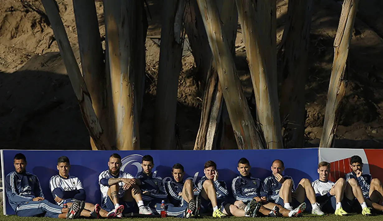 Para pemain Argentina berteduh saat sesi latihan jelang laga melawan Jamaika. (AP Photo/Andre Penner)