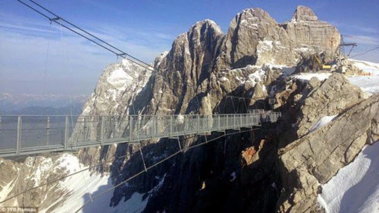 8 Wisata di Ketinggian yang Memacu Adrenalin