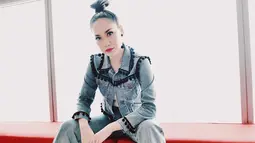 Denim menjadi busana pilihan banyak orang karena bisa memberikan kesan santai dan stylish. Hal itu juga dilakukan oleh Bunga Citra Lestari. Penyanyi sekaligus artis ini tampil trendi dengan atasan jaket denim yang senada dengan celananya. (Liputan6.com/IG/@bclsinclair)