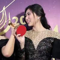 Raisa dan Isyana Sarasvati, dua wanita cantik yang juga memiliki suara emas ini berhasil membuktikan kepiawaiannya dalam bermusik. Di ajang AMI Awards 2017, mereka membawa pulang piala kemenangan. (Deki Prayoga/Bintang.com)