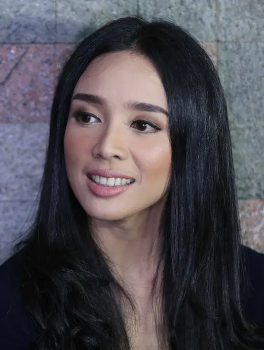 Selain pasangan ini hoby menonton film, bagi Dea adalah untuk menambah reperensi dalam akting. Pemeran dalam film Comic 8: Casino Kings part 1 itu mengaku banyak mendapatkan ilmu akting dari nonton. (Adrian Putra/Bintang.com)