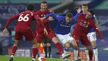 Dua pemain Liverpool Trent Alexander-Arnold dan Jordan Henderson mencoba mengadang pemain Everton Gylfi Sigurdsson dalam lanjutan Liga Inggris di Goodison Park, Senin (22/6/2020) dini hari WIB. (foto AP / Jon Super, Pool )