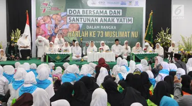 Suasana doa bersama dan santunan anak yatim yang diselenggarakan Muslimat NU di kompleks SUGBK, Jakarta, Sabtu (26/1). Acara ini sebagai rangkaian peringatan Harlah ke-73 Muslimat NU. (Liputan6.com/Herman Zakharia) (Liputan6.com/Herman Zakharia)