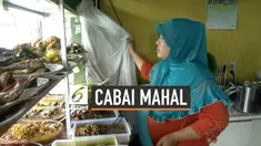 Melambungnya harga cabai hingga Rp 80.000 per kilogram membuat pedagang Warteg mengurangi konsumsi cabai. Mereka mengeluh karena keuntungannya tergerus dengan mahalnya harga cabai.