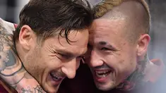 Ekspresi kebahagiaan kapten AS Roma, Francesco Totti (kiri) bersama rekannya Radja Nainggolan usai membobol gawang Cesena pada  perempat final Coppa Italia di Olimpico stadium, Rome,  (1/02/2017). Roma menang 2-1. (EPA/Ettore Ferrari)