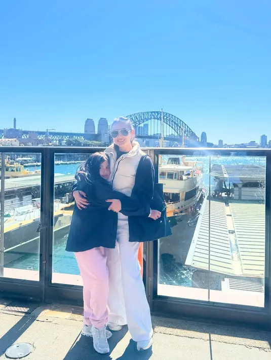 Ia pun terlihat kompak dengan sang putri dengan mengenakan sneakers putih [@ririnekawati]