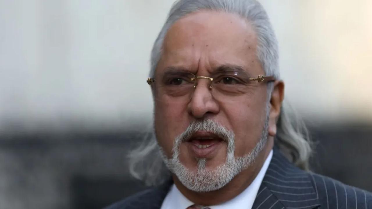 Dia adalah Vijay Mallya, seorang pengusaha asal India yang membangun rumah besar di atas gedung pencakar langit 400 kaki di atas tanah.