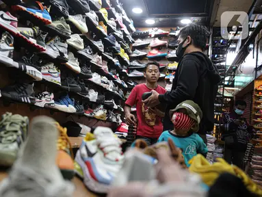 Penjual melayani calon konsumen sepatu impor dari Vietnam dan China di salah satu toko sepatu di Jakarta, Selasa (1/9/2020). Kementerian Perdagangan memperketat prosedur impor produk alas kaki dan barang konsumsi lainnya melalui Peraturan Menteri Perdagangan No. 68/2020. (Liputan6.com/Faizal Fanani)