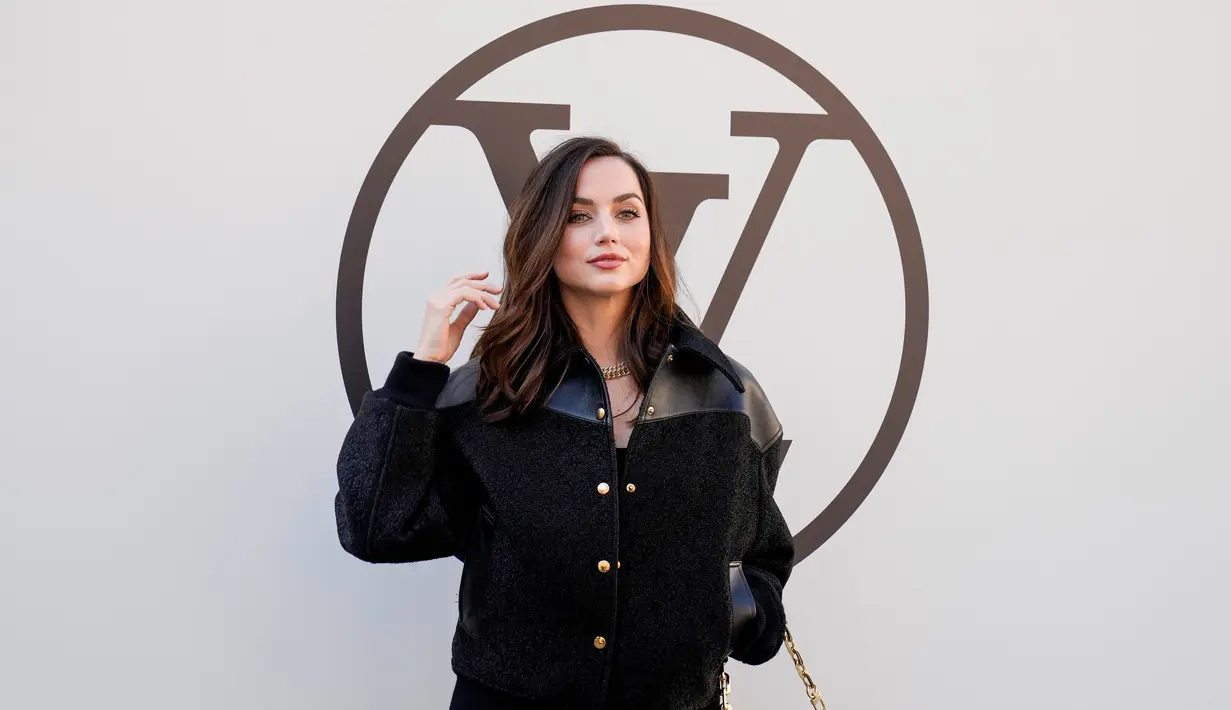Ana de Armas tiba untuk koleksi busana siap pakai Louis Vuitton Spring/Summer 2023 yang dipresentasikan di Paris Fashion Week, Prancis, 4 Oktober 2022. Artis cantik berusia 34 tahun ini menarik perhatian sambil menyapa penonton sebelum masuk ke dalam untuk mendapatkan kursi barisan depan.(AP Photo/Francois Mori)