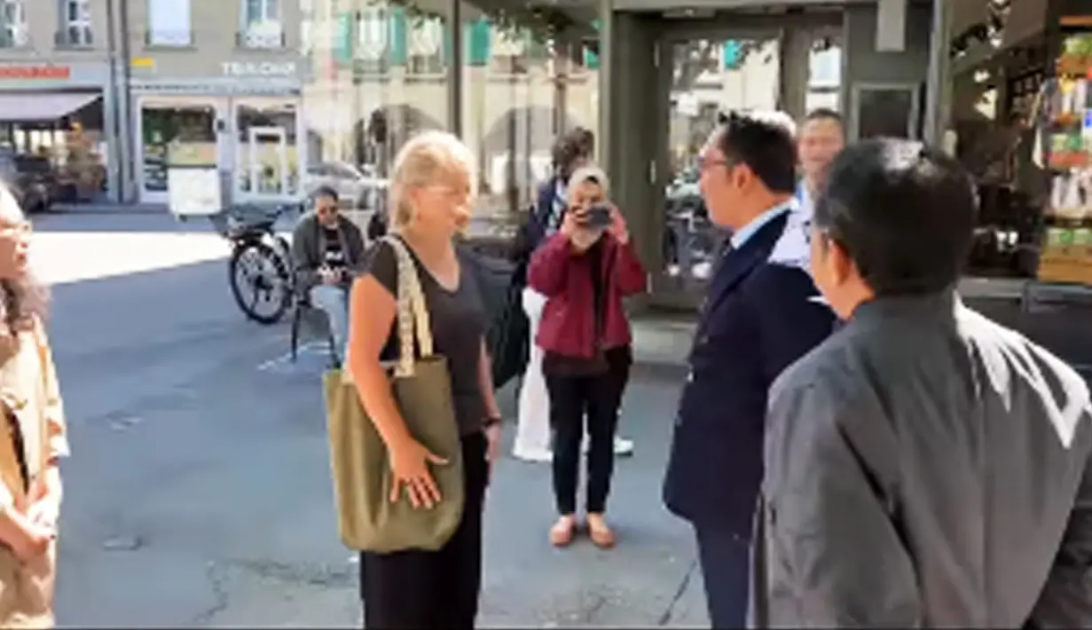 Ridwan Kamil saat berbincang dengan seorang guru SD Mrs Geraldine Beldi yang menemui pertama jasad  Emmeril Kahn Mumtadz atau Eril di Bern, Swiss. Geraldine Beldi mengatakan ia menemukan jasad Eril saat berjalan pagi menuju tempatnya mengajar. Setelah itu, ia langsung menelpon polisi. (Instagram/ridwankamil)