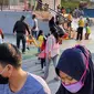 Orang tua dan anak-anak bermain di area bermain tanpa abaikan protokol kesehatan di Community Center, Pamulang Barat, Tangerang Selatan, Senin (27/7/2020). PSBB Tangerang Raya diperpanjang untuk meningkatkan kedisiplinan warga yang dinilai sudah menurun. (Liputan6.com/Fery Pradolo)