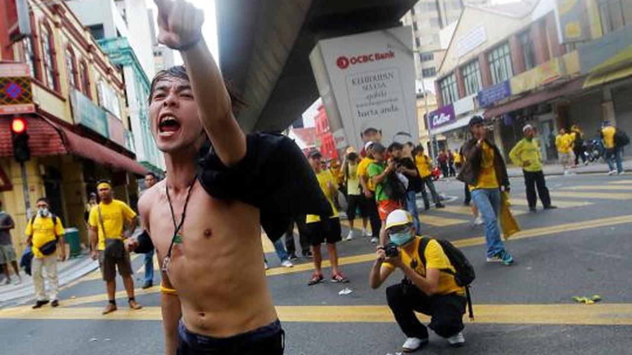 Warga Malaysia turun ke jalan menggelar demo besar besaran menuntut re 