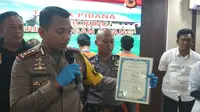 Polres Cirebon ungkap sindikat perdagangan manusia dengan cara memalsukan dokumen korban. Foto (Liputan6.com / Panji Prayitno)