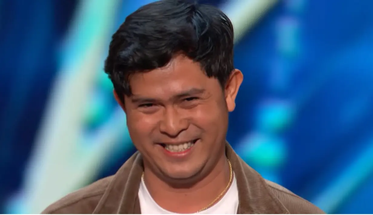 Ekspresi Cakra Khan saat sedang nyanyi dihentikan oleh salah satu juri. Ia hanya tersenyum dan siap menyanyikan lagu lagi yang telah disiapkan.  Pelantun lagu Harus Terpisah itu lantas membawakan lagu kedua berjudul No Woman No Cry. [Youtube/America's Got Talent]