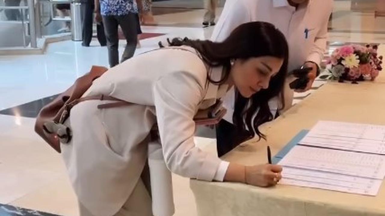 Kini Anggota DPRD Jabar, Ini 7 Potret Nisya Ahmad saat Bekerja Perlihatkan Ekspresi Serius - Pakai Baju Formal