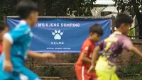 Menjelang musim kompetisi BRI Super League 2025/2026, Persib resmi menggandeng Kelme, apparel olahraga asal Spanyol, sebagai mitra utama dalam penyediaan jersey dan perlengkapan tim. (Bola.com/Erwin Snaz)