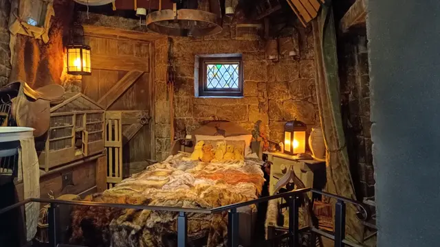 Gubuk Rubeus Hagrid yang merupakan manusia setengah raksasa, Penjaga Kunci dan Tanah Hogwarts  di Warner Bros. Studio Tour Tokyo - The Making of Harry Potter. (Nila Chrisna).