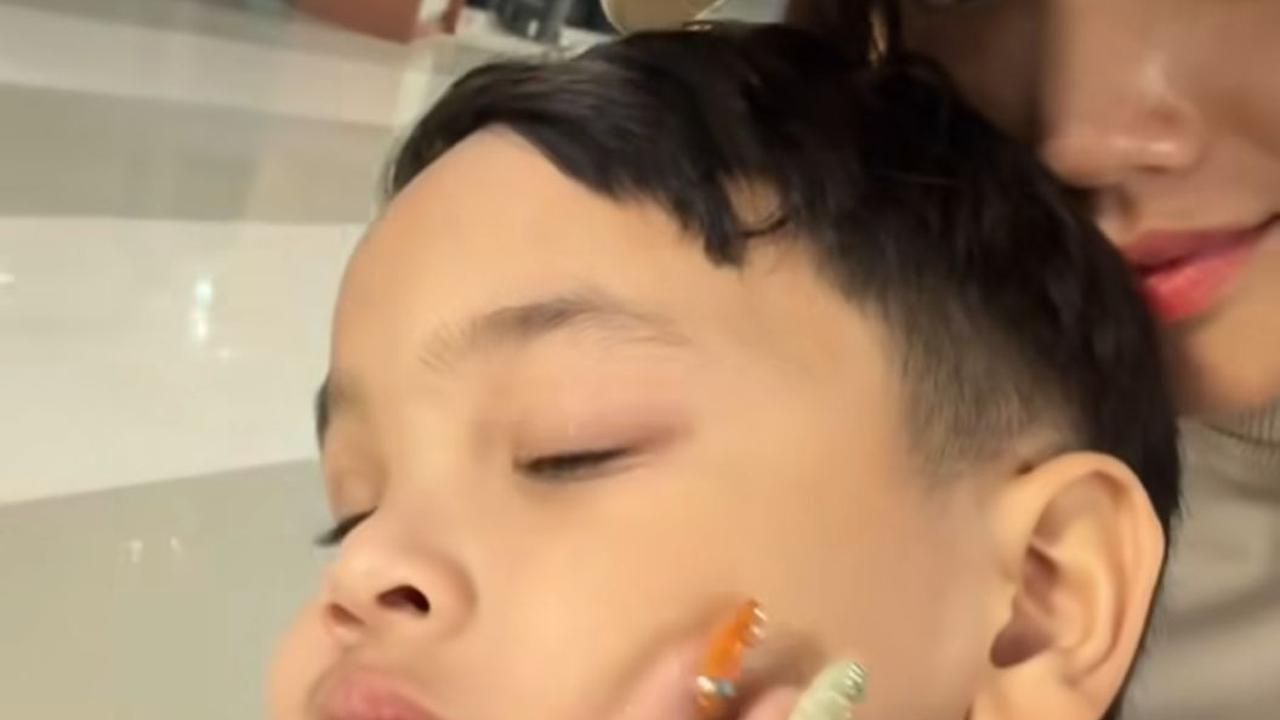 Potret Fuji Memeluk dan Mencium Gala Sky di Bandara, Bukti Kasih Sayang Seperti Anak Sendiri