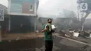 Warga mengevakuasi barang-barang saat kebakaran rumah dan kios di Jalan Minangkabau, Jakarta, Selasa (7/7/2020). Delapan unit mobil pemadam kebakaran dikerahkan untuk memadamkan api yang hingga saat ini belum diketahui penyebab kebakaran. (merdeka.com/Imam Buhori)