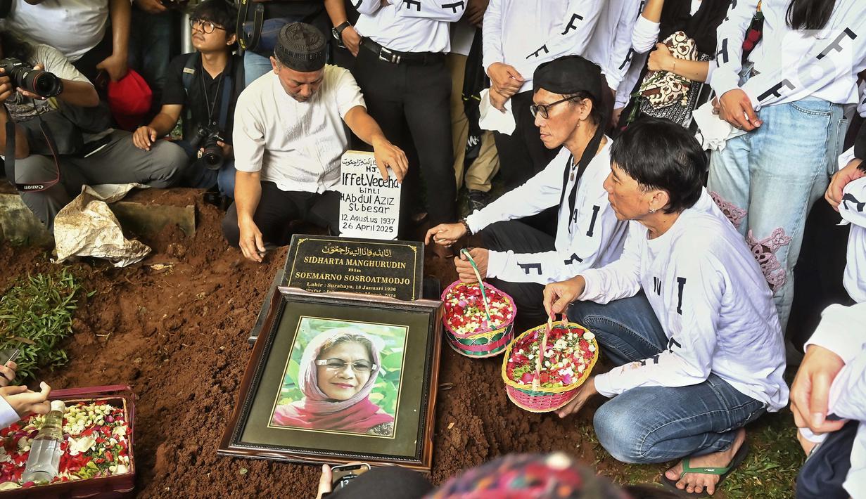 Personel band Slank, Bimo Setiawan Almachzumi atau yang akrab disapa Bimbim (kanan) usai prosesi pemakaman Iffet Veceha atau Bunda Iffet di Tempat Pemakaman Umum (TPU) Karet Bivak Jakarta, Minggu (27/4/2025). (Liputan6.com/Angga Yuniar)