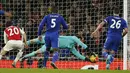 Kiper Chelsea, Thibaut Courtois, mengamankan gawangnya dari serangan pemain Arsenal. Kemenangan ini mumbuat The Blues merangkak naik ke posisi 13 klasemen Liga Inggris. (Reuters/John Sibley)