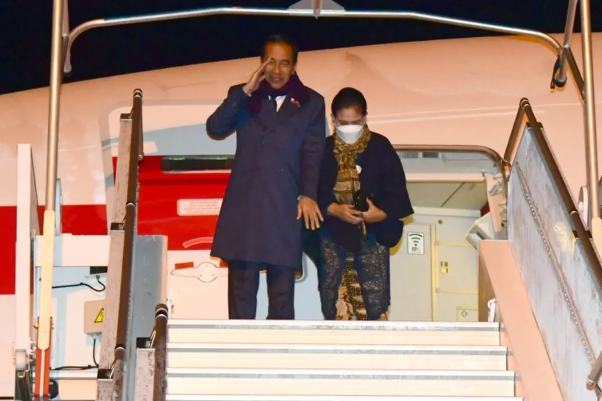 Presiden Jokowi dan Ibu Negara Iriana bersiap bertolak ke Indonesia usai menghadiri acara KTT ASEAN-Uni Eropa di Belgia