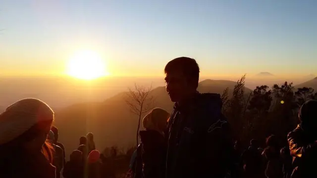 Pemandangan golden sunrise di Gunung Sikunir, Wonosobo, Jawa Tengah