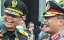 Tiga Bersaudara Berkumpul, Tawa Bahagia Jenderal TNI Polri Rapikan Gesper & Topi Adiknya Perwira Polisi