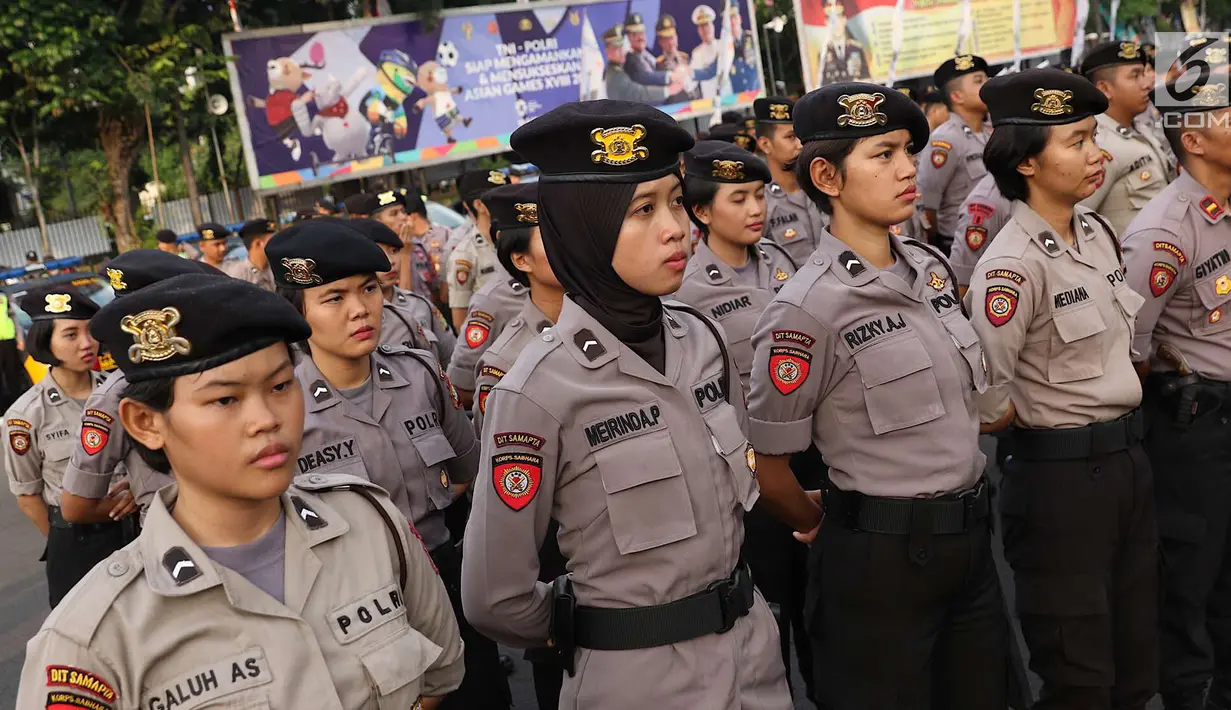 Personel polisi menggelar apel pasukan pengamanan malam takbiran di halaman Ditlantas Polda Metro Jaya, Jakarta, Kamis (14/6). Sekitar 5.000 personel  akan mengamankan malam takbiran dan salat Idul Fitri di Ibu Kota. (Liputan6.com/Immanuel Antonius)