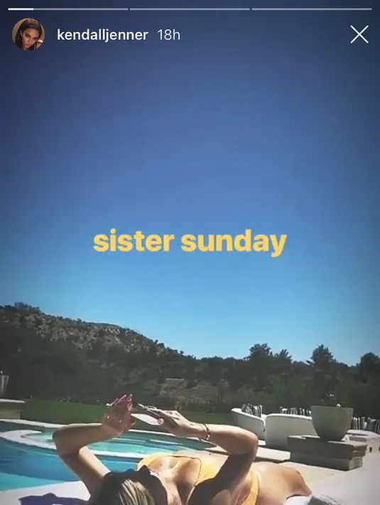 "Aku baru melihat Kendall memposting diriku dengan bikini. Syukurlah dia tahu angel yang tepat," tulis Khloe Kardashian. (instagram/kendalljenner)