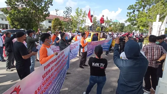 Puluhan ribu buruh yang tergabung dalam Konfederasi Serikat Pekerja Indonesia (KSPI) melakukan aksi unjuk rasa yang dilakukan serentak di 24 Provinsi dan melibatkan 100 kabupaten/kota di seluruh Indonesia, Selasa (26/10/2021).