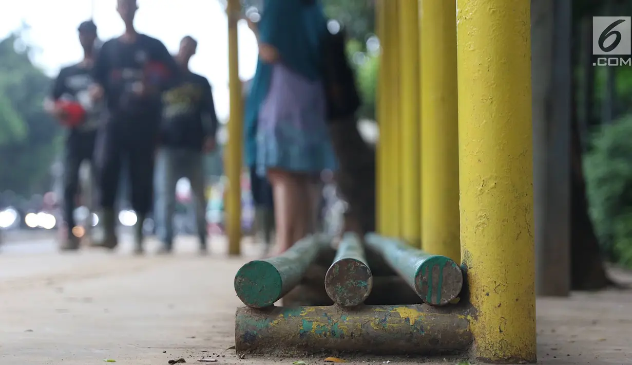 Kondisi bangku halte Perum Tanjung Mas, Jakarta, Rabu (6/2). Proyek peninggian trotoar yang tidak diimbangi dengan renovasi halte menyebabkan bangku di halte tersebut menjadi pendek dan tidak layak untuk digunakan. (Liputan6.com/Immanuel Antonius)