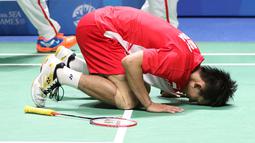 Ekspresi pebulutangkis putra Indonesia, Ihsan Maulana Mustofa, setelah memastikan kemenangan atas pemain Thailand, Suppanyu Avihingsanon. (Bola.com/Arief Bagus)