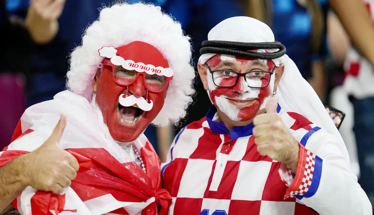 Suporter Kroasia saat menyaksikan pertandingan melawan Kanada pada laga Piala Dunia 2022 di Stadion Khalifa , Minggu (27/11/2022). (AP Photo/Darko Vojinovic)
