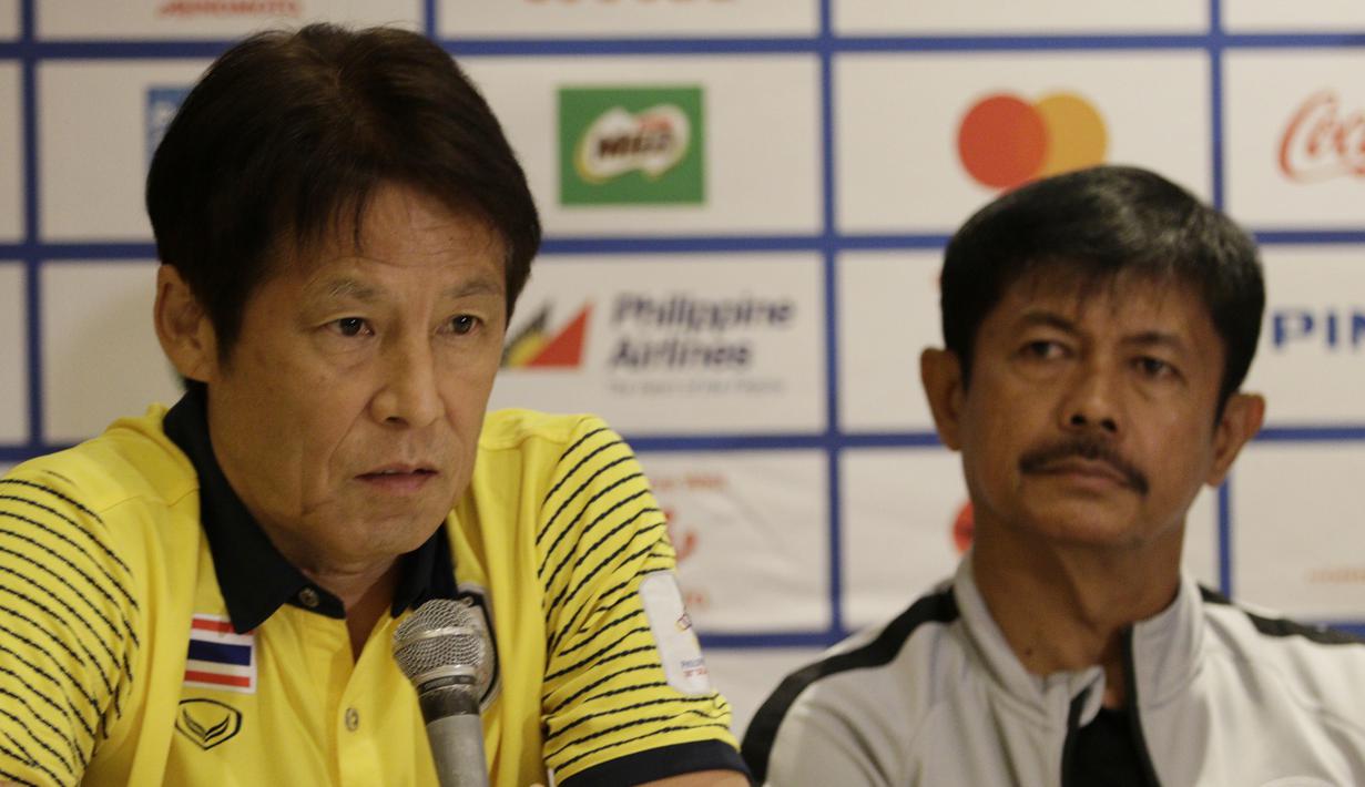 Pelatih Thailand U-22, Akira Nishino, memberikan keterangan pers di Hotel Century Park, Manila, Minggu (24/11). Cabang sepak bola SEA Games 2019 akan mulai bertanding Senin (25/11). (Bola.com/M Iqbal Ichsan)