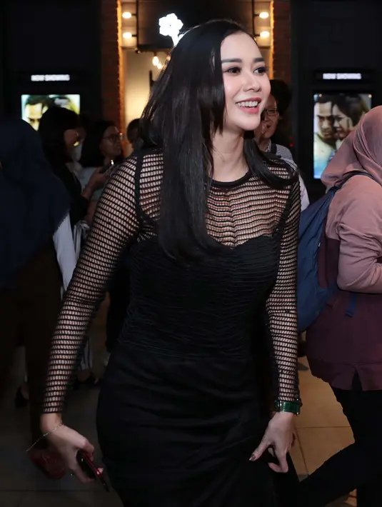 "Nasib orang single ya kerja, jadi kalau libur ya kerja. Jujur aku kalau nggak kerja jadi bingung. Yaudah jadi single juga jadi mending kerja," ucapnya di kawasan Depok, Rabu (28/6/2017). (Deki Prayoga/Bintang.com)