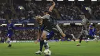 Gelandang Red Bull Salzburg Maurits Kjaergaard berebut bola dengan geladang Chelsea Mason Mount dalam matchday Grup E Liga Champions di Stamford Bridge, Kamis (15/9/2022) dini hari WIB. Chelsea hanya mampu bermain imbang 1-1 dengan RB Salzburg. (AP Photo/Leila Coker)