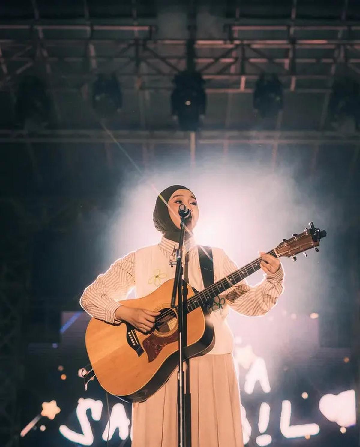 Potret Salma Salsabil saat Tampil di Atas Panggung dengan Gitar, Pesonanya Tiada Tanding