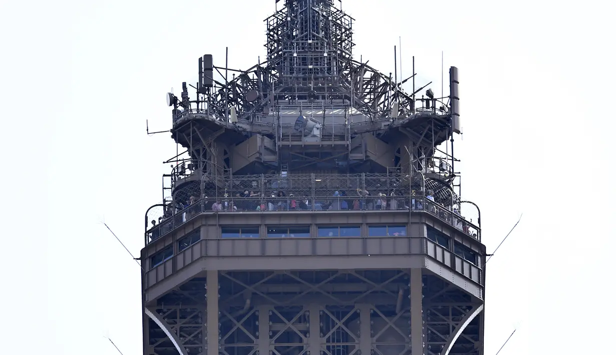 Wisatawan mengunjungi lantai tiga Menara Eiffel di Paris, Rabu (31/8/2022). Kerumunan orang memadati landmark Paris dan pantai Riviera, terutama berkat masuknya orang Amerika yang mendapat manfaat dari euro yang lemah. (AP Photo/Aurelien Morissard)