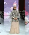 Kakak beradik Zaskia dan Shireen Sungkar turut menggandeng sejumlah seleb sebagai model dalam show bertajuk &ldquo;Return&rdquo;. [KLY/Adrian Utama P].