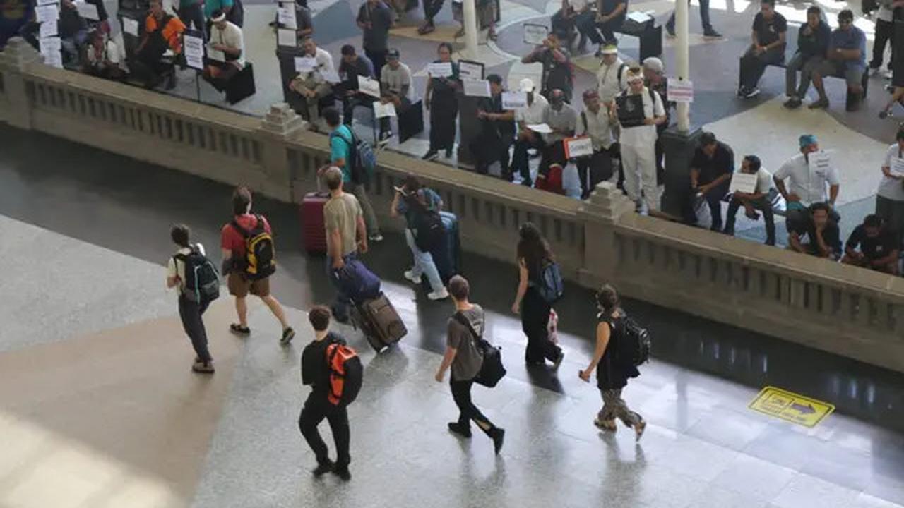 Pesawat Super Air Jet Rute Lombok-Jakarta Mendarat Darurat di Bandara Juanda Surabaya,ApaPenyebabnya?
