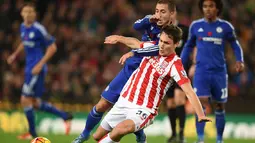 Pemain Stoke City, Philipp Wollscheid, berebut bola dengan pemain Chelsea, Eden Hazard, pada lanjutan Liga Premier Inggris di Stadion Britannia, Stoke, Minggu (8/11/2015) dini hari WIB.  (AFP Photo/Paul Ellis)