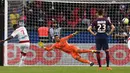 Striker Girondins Bordeaux, Malcom, mencetak gol lewat tendangan penalti ke gawang PSG pada laga Liga 1 Prancis di Stadion Parc des Princes, Sabtu (30/9/2017). PSG menang 6-2 atas Girondins Bordeaux. (AFP/Franck Fife)