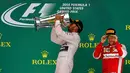 Pembalap Mercedes, Lewis Hamilton meminum sampanye usai memenangkan GP F1 Amerika Serikat di Sirkuit The Americas, Minggu (25/10). Ini merupakan gelar juara dunia ketiga bagi Hamilton setelah sebelumnya diraih pada 2008 dan 2014. (REUTERS/ Mike Stone)