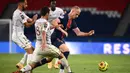 Bek PSG, Mitchel Bakker, berebut bola dengan bek Metz, Fabien Centonze, pada laga Liga Prancis di Stadion Parc des Princes, Paris, Kamis (17/9/2020) dini hari WIB. PSG menang 1-0 atas Metz. (AFP/Franck Fife)