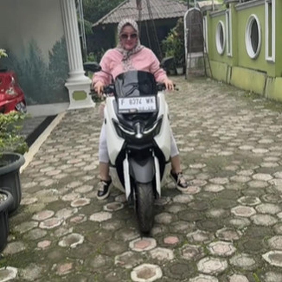Tak Hanya Cantik, Kades Viral Tertawakan Nasi Kotak Ini Miliki Rumah Mewah dan Mobil Berderet