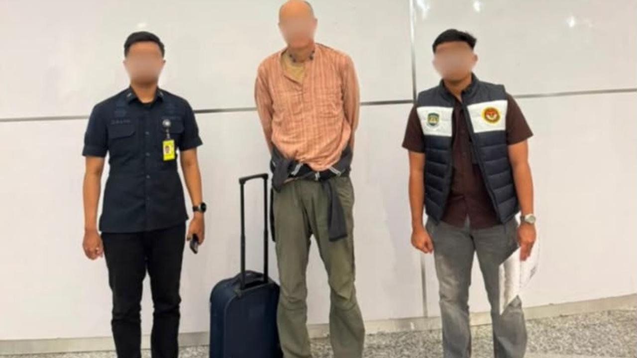 WNA Australia saat dideportasi dari Bali, Kamis (6/8). (FOTO dari Humas Imigrasi Singaraja).